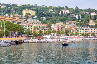 Santa Margherita Ligure beach civarındaki kaldırımda yürüyen insanlar