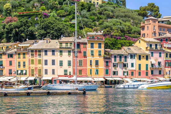 Gemi güzel yaz görünümüne su ve Portofino şehir binalarda