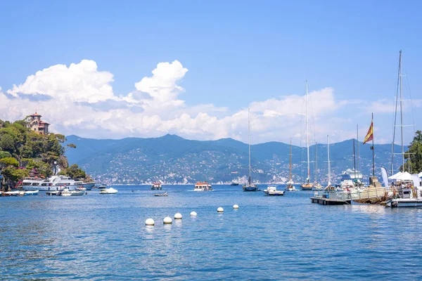 Gemi suya yakın Portofino şehir üzerinde seyir için gün ışığından yararlanma görünümü — Stok fotoğraf