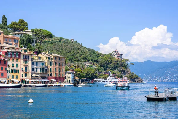 Gemi güzel yaz görünümüne su ve Portofino şehir binalarda