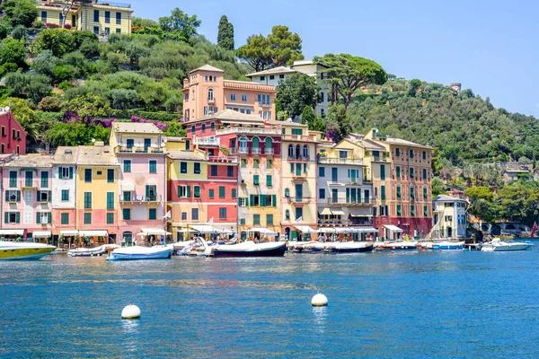 Gemi güzel yaz görünümüne su ve Portofino şehir binalarda — Stok fotoğraf