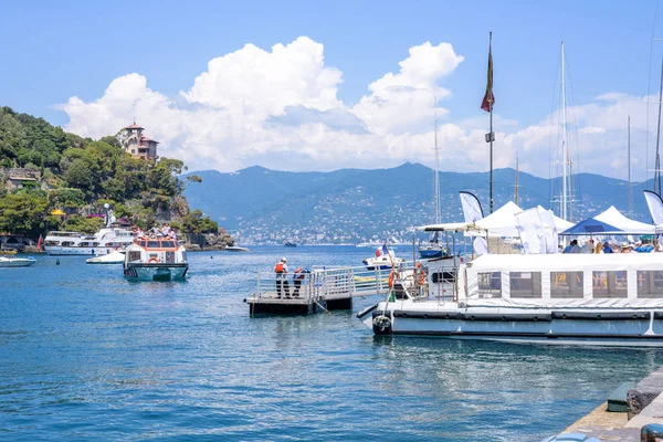 Gemi suya yakın Portofino şehir üzerinde seyir için gün ışığından yararlanma görünümü