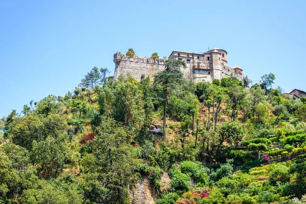 Vista de dia para um castelo no topo das montanhas perto de Portofino — Fotografia de Stock