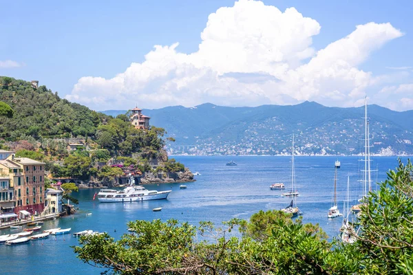 Üstten gün ışığı görünümüne gemi suya yakın Portofino şehir üzerinde seyir — Stok fotoğraf