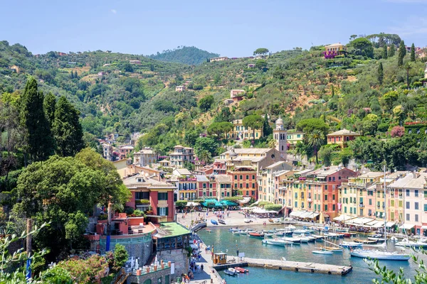 Gemi güzel yaz görünümüne su ve Portofino şehir binalarda — Stok fotoğraf