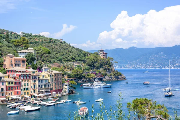Gemi güzel yaz görünümüne su ve Portofino şehir binalarda — Stok fotoğraf