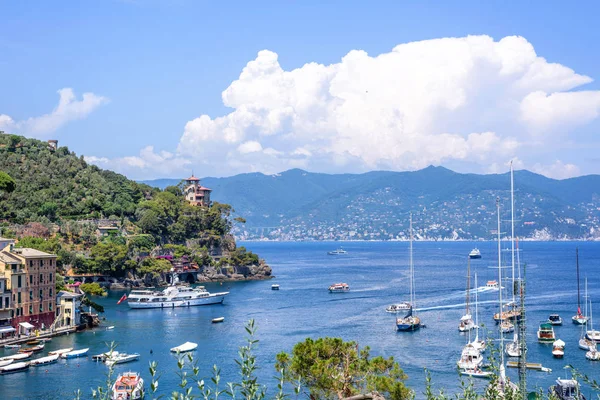Gemi güzel yaz görünümüne su ve Portofino şehir binalarda