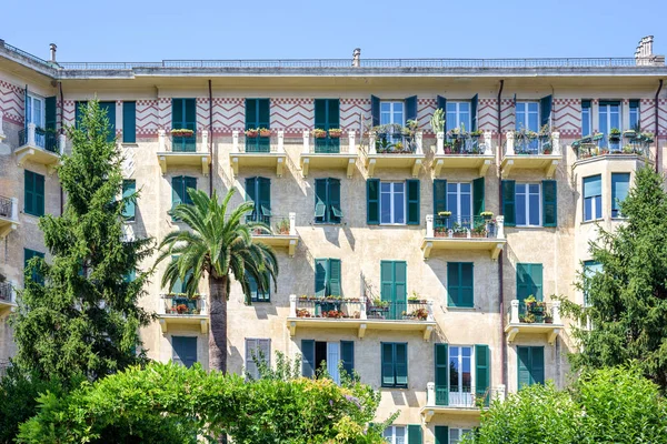 Schöner tageslichtblick auf wohnungen oder hotel in der stadt santa margherita ligure — Stockfoto