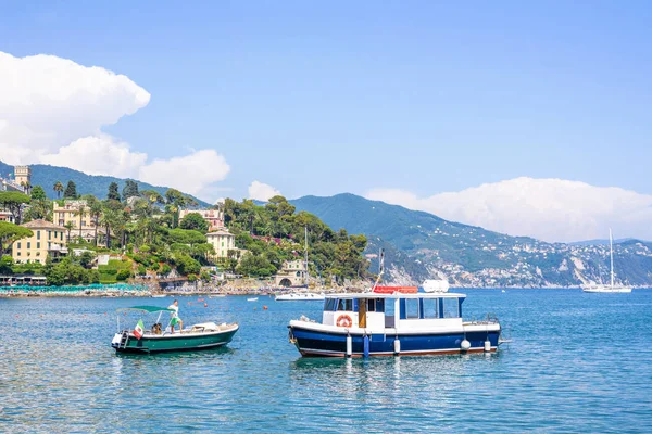 Şehir, beachline ve gemi denizde seyir için güzel manzara — Stok fotoğraf