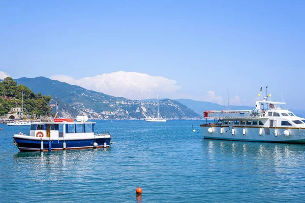 Şehir, beachline ve gemi denizde seyir için güzel manzara