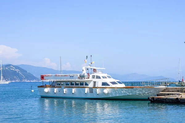 Güzel yaz görünümü su ve dağlar üzerinde seyir gemilere