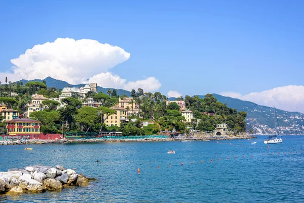 Güzel yaz görünümüne Santa Margherita Ligure şehir ve masmavi bir deniz