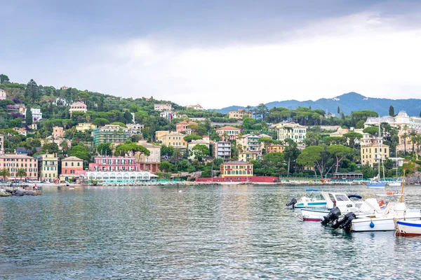 Barcos estacionados en el agua cerca del puerto de Santa Margherita Ligure — Foto de Stock