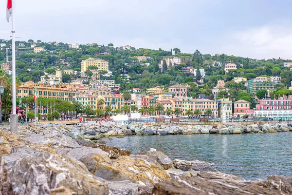 Hermosa vista de la luz del día al agua y la ciudad de Santa Margherita Ligure — Foto de Stock