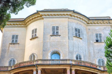 Gün ışığından yararlanma görünümüne eski otel Santa Margherita Ligure terk