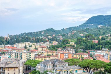 Güzel gün batımı görünümüne üstten Santa Margherita Ligure şehir