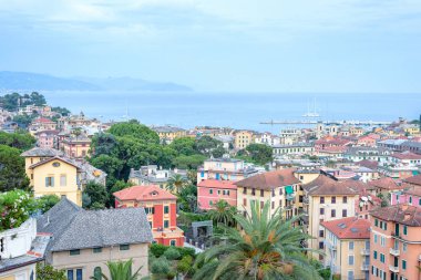 Güzel gün batımı görünümüne üstten Santa Margherita Ligure şehir