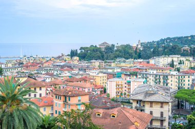 Güzel gün batımı görünümüne üstten Santa Margherita Ligure şehir