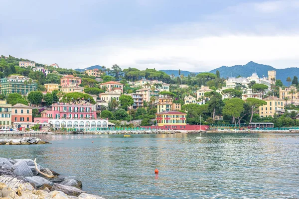 Gente caminando en la acera cerca de la playa en Santa Margherita Ligure — Foto de Stock