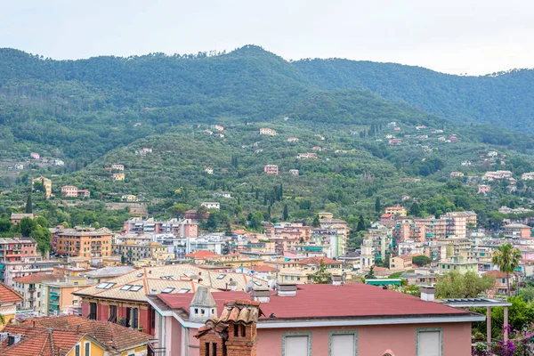 Prachtige zonsondergang uitzicht vanaf top naar stad van Santa Margherita Ligure — Stockfoto