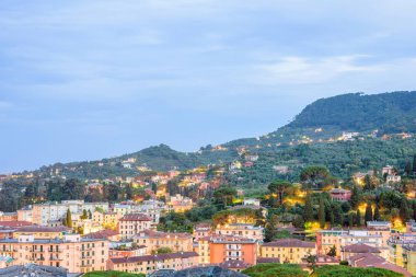 Santa Margherita Ligure şehir ve deniz için güzel bir gece görünümü