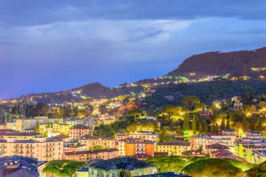 Santa Margherita Ligure şehir ve deniz için güzel bir gece görünümü