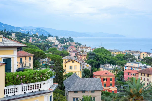Hermosa vista al atardecer a la ciudad de Santa Margherita Ligure y al mar — Foto de Stock