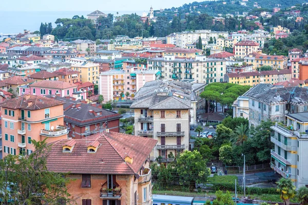 Santa Margherita Ligure şehir binaları için güzel günbatımı manzarası