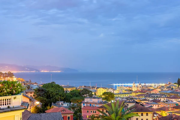Prachtige nacht zicht op de stad van Santa Margherita Ligure en de zee — Stockfoto