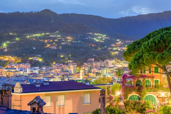 Bela vista noturna da varanda para a árvore verde e Santa Marghe — Fotografia de Stock