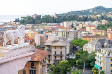 Sabah görünümüne yukarıdan bulutlu gün Santa Margherita Ligure şehir ve deniz