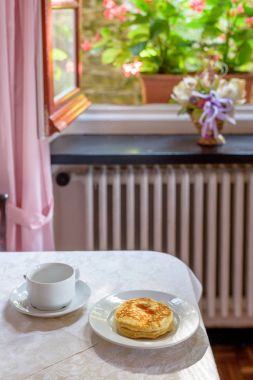 Krep şurubu ve bir beyaz ile yaz görünümüne tablo