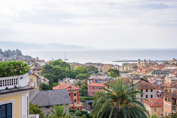 Morgon vy från ovan till molnig dag i Santa Margherita Ligure staden och havet — Stockfoto