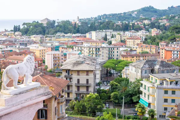 Morgon vy från ovan till molnig dag i Santa Margherita Ligure staden och havet — Stockfoto