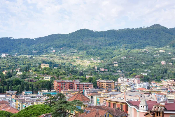 Vista de la mañana desde arriba al día nublado en la ciudad de Santa Margherita Ligure y el mar —  Fotos de Stock