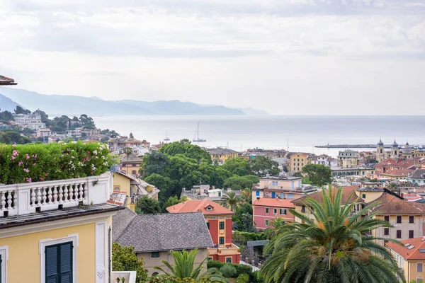 Vista de la mañana desde arriba al día nublado en la ciudad de Santa Margherita Ligure y el mar — Foto de Stock