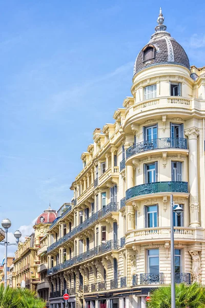 Nice Cote dazur bir otel cephe görünümüne güzel gün ışığı