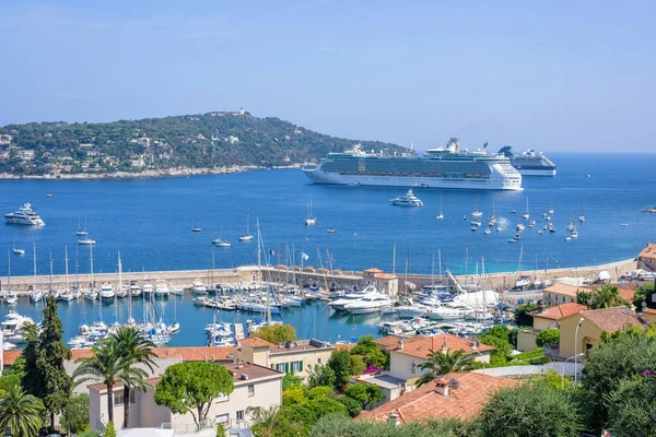 Tekneler ve gemiler güzel yaz görünümüne Villefranche-sur-Mer şehrindeki su