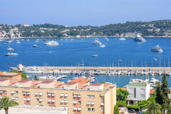 Bela vista de dia para barcos e navios na água em Villefranche-sur-Mer — Fotografia de Stock