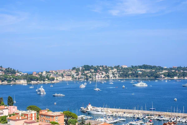 Tekneler ve gemiler güzel yaz görünümüne Villefranche-sur-Mer şehrindeki su