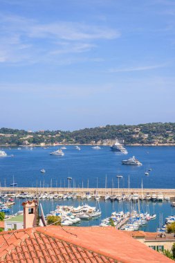 Tekneler ve gemiler güzel yaz görünümüne Nice Cote su