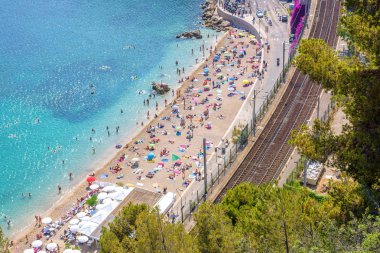 Dağların tepesinden güzel yaz görünümüne Nice Cote dazu