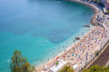 Dağların tepesinden güzel yaz görünümüne Nice Cote dazu