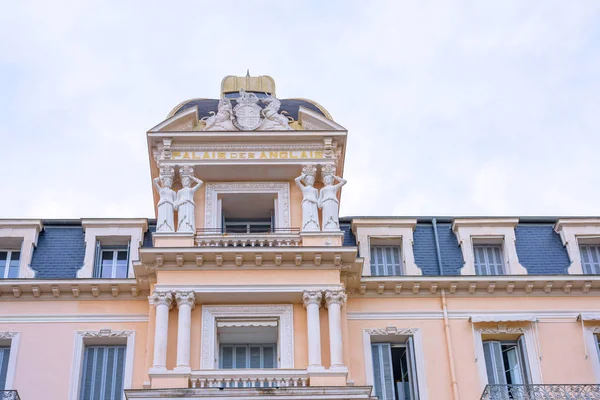 Vacker utsikt till Palais des Anglais lägenheter på dagsljus — Stockfoto