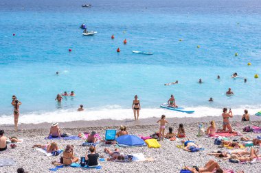 Güzel yaz görünümü Fransa'da Nice Cote Dazur Plajı'na