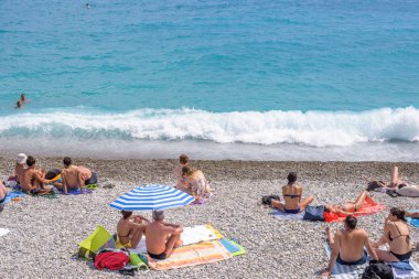 Güzel yaz görünümü Fransa'da Nice Cote Dazur Plajı'na