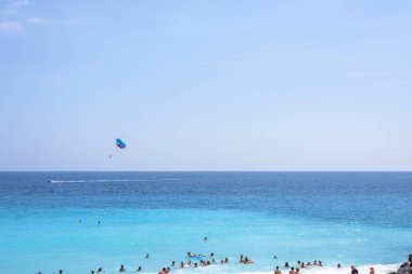 Güzel yaz görünümü Fransa'da Nice Cote Dazur Plajı'na