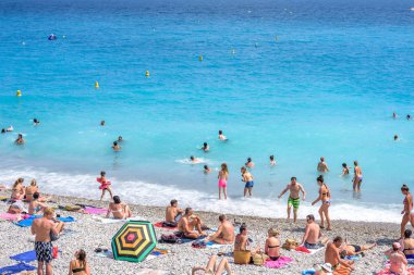Güzel yaz görünümü Fransa'da Nice Cote Dazur Plajı'na