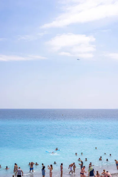 Hermosa vista de la luz del día desde la playa hasta el mar azul y el cielo — Foto de Stock