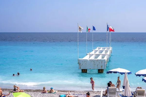 Hermosa vista de la luz del día al mar de Nice Cote dAzur con banderas de Europa en la bahía — Foto de Stock